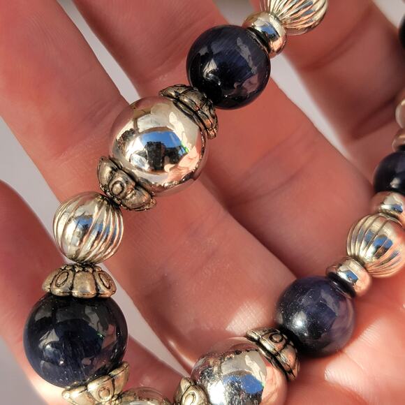 Vintage black and silver stretch bracelet with ribbed and smooth beads - Picture 4 of 10